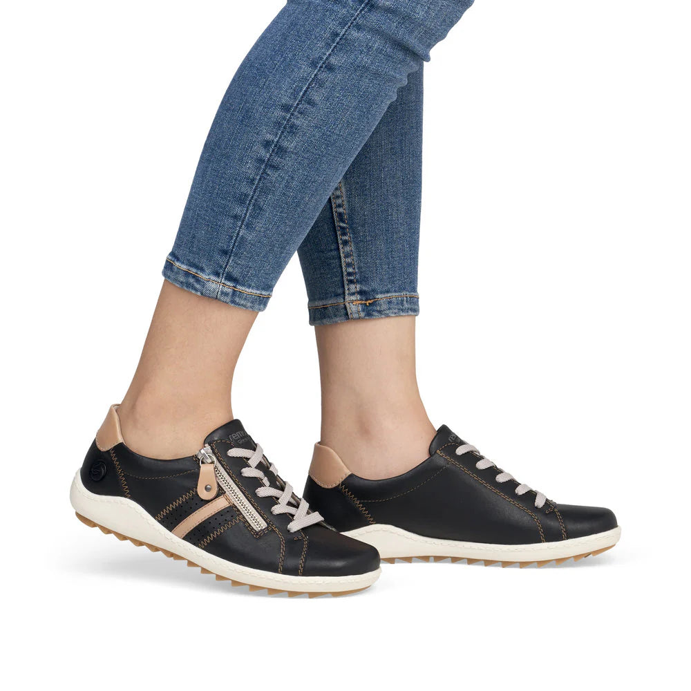 Women’s Leather Lace-Up Casual Shoe